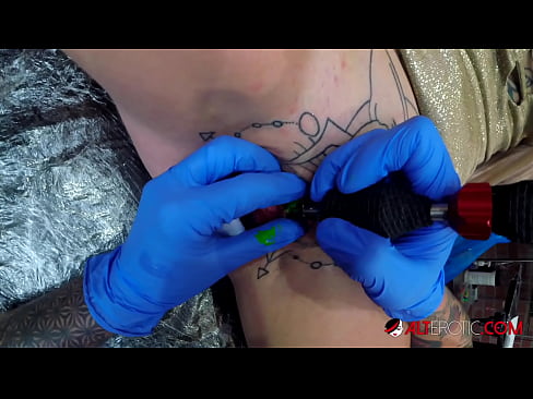 ❤️ Extremadamente tatuado hottie Sully Savage consiguió un tatuaje en su clítoris ☑ Video de sexo de calidad en es.https-tubsexer.ru ❌️❤️❤️❤️❤️❤️❤️❤️